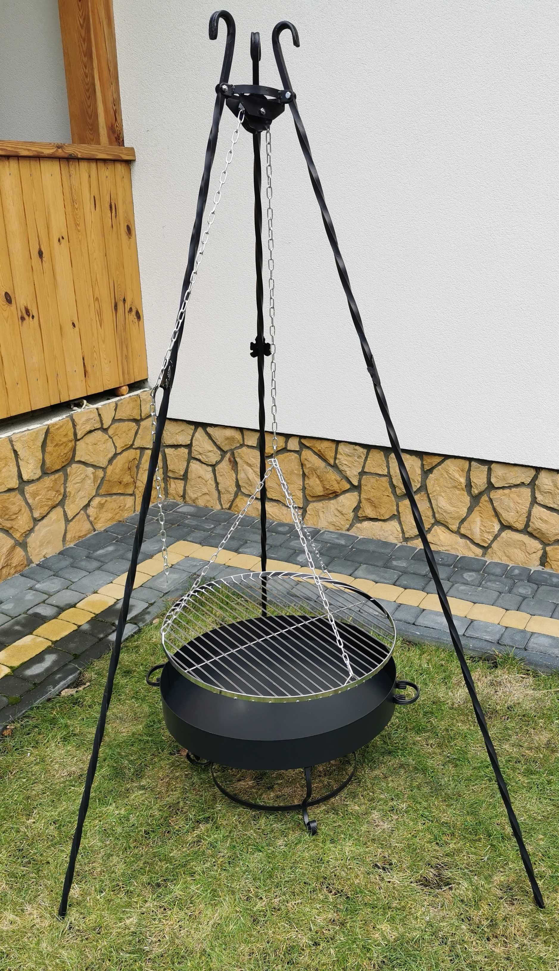 Grill ogrodowy, trójnóg