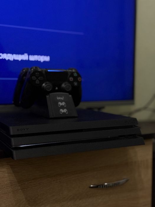 Продам Sony PS4 PRO 1 TB