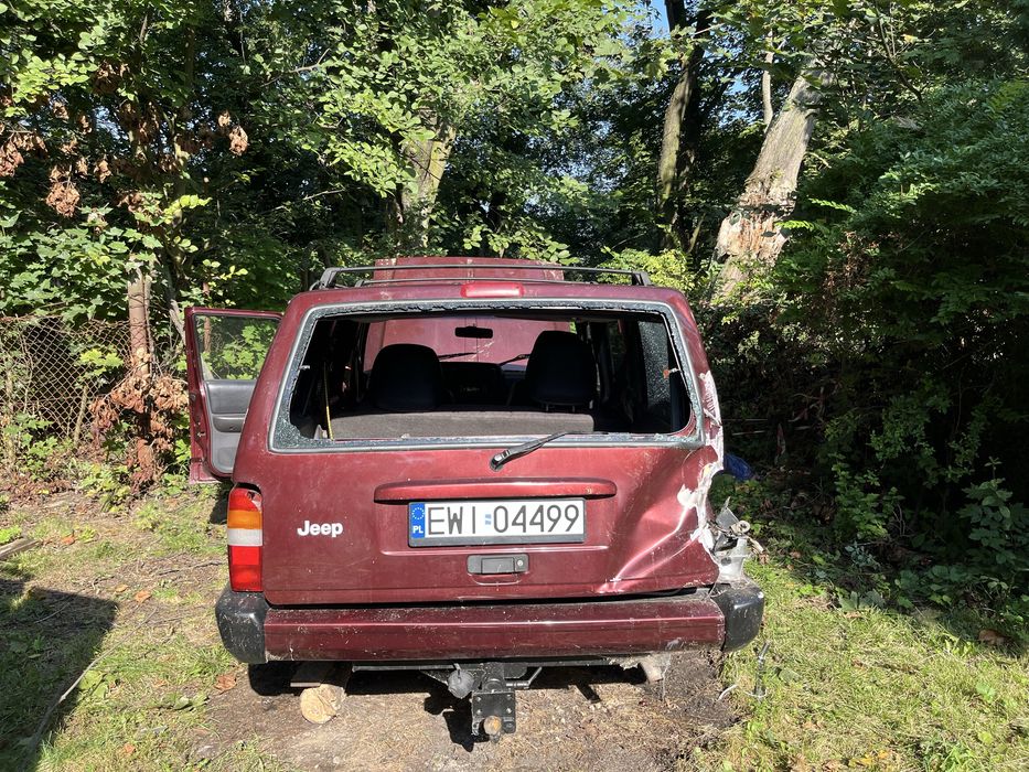 Jeep XJ 4.0L 2000r. Powypadkowy - całość lub na cześci