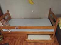 łóżko drewniane z materacem
