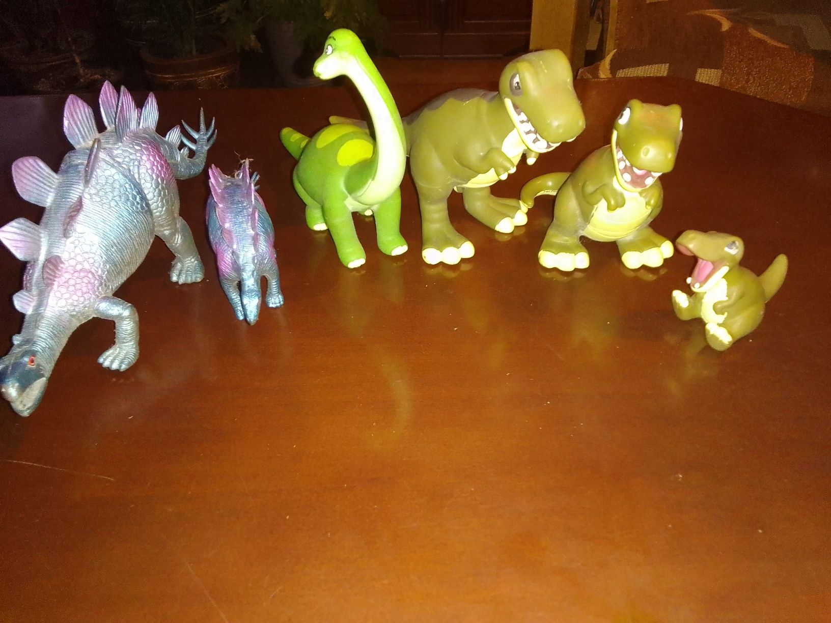 Dwie rodzinki dinozaurów.