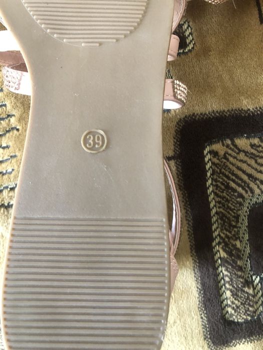 Продам женские босоножки 39 размер.