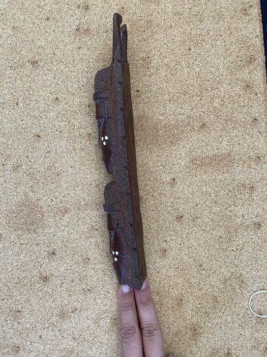 Estatueta de madeira