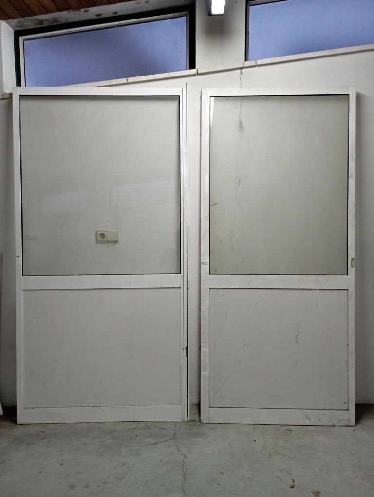 Portas de correr em alumínio branco