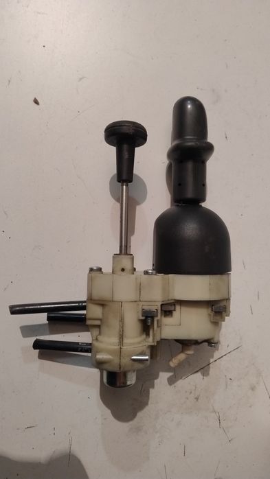 Кран ручного гальм Volvo

1845501 LH