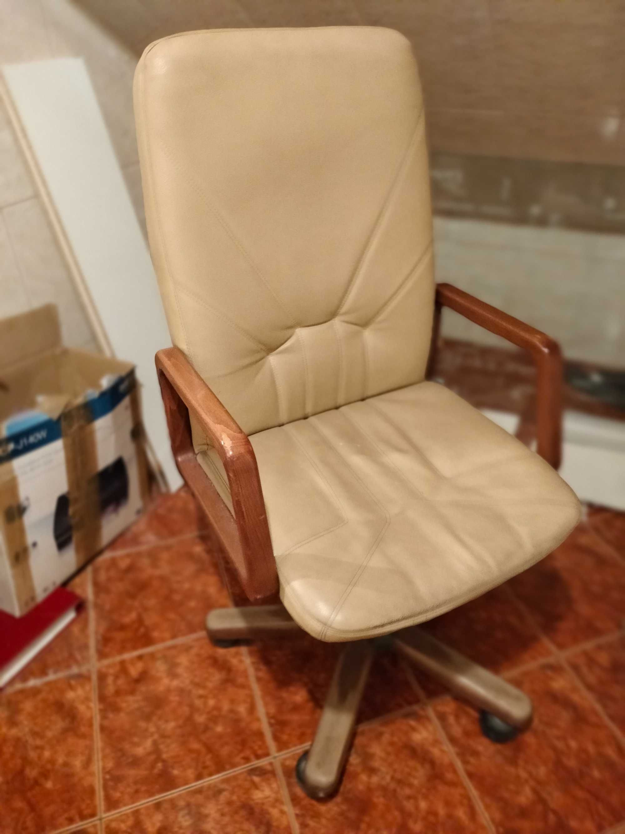 krzesło biurowe obrotowe z drewnianmi rączkami w fajnym stanie likwida