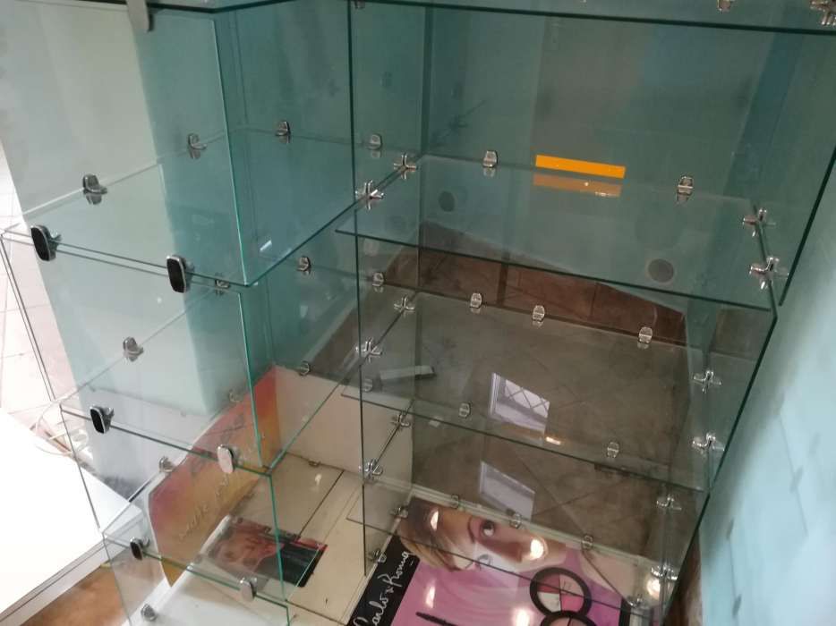 Szklana szafka sklepowa szklo hartowane