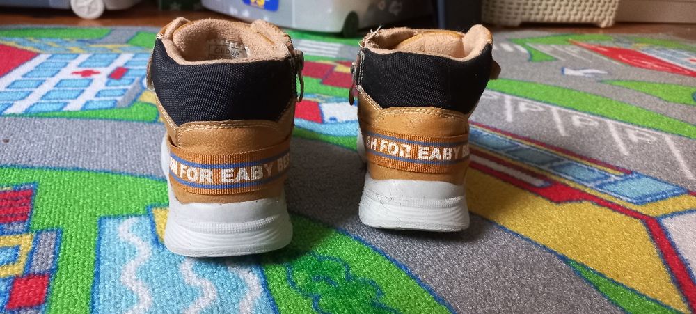 Trapery  26, 27. Skóra.