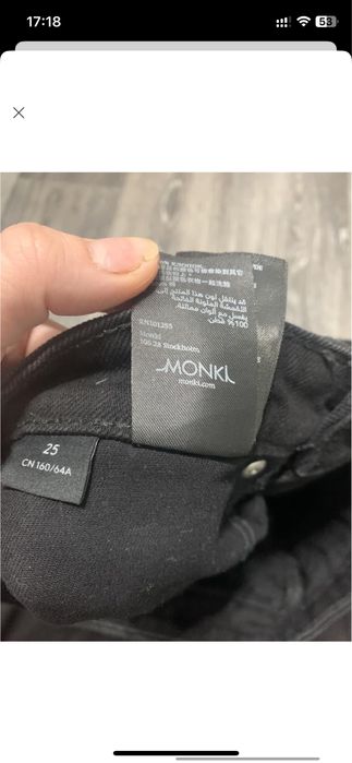 Чорні джинси.