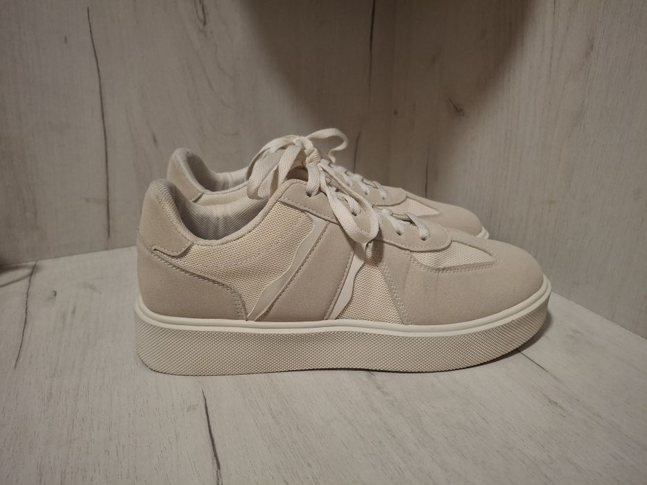 Продам жіночі бежеві кросівки