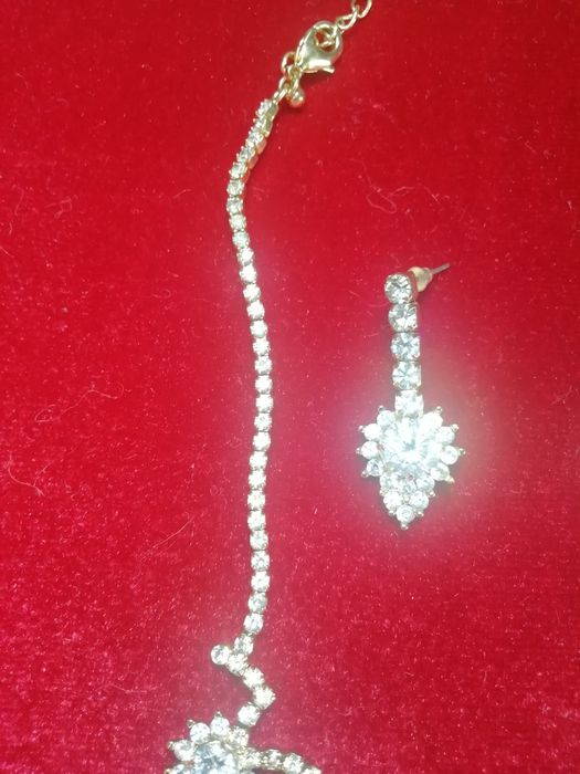 Колье, ожерелье с серёжками украшеное камнями Сваровски.