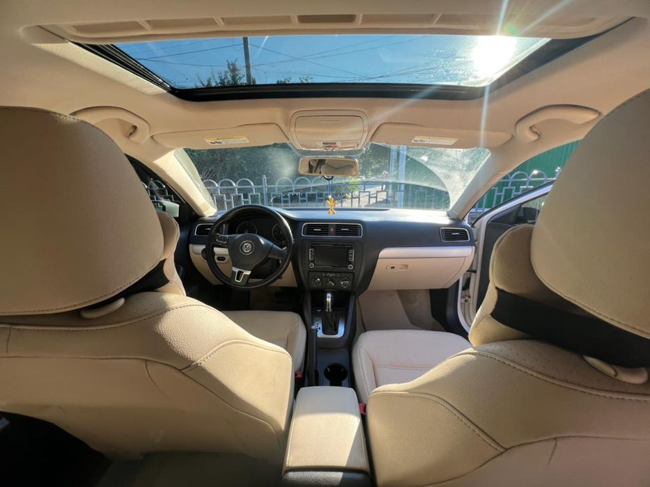 Автомобіль джетта в максимальній комплектаціі