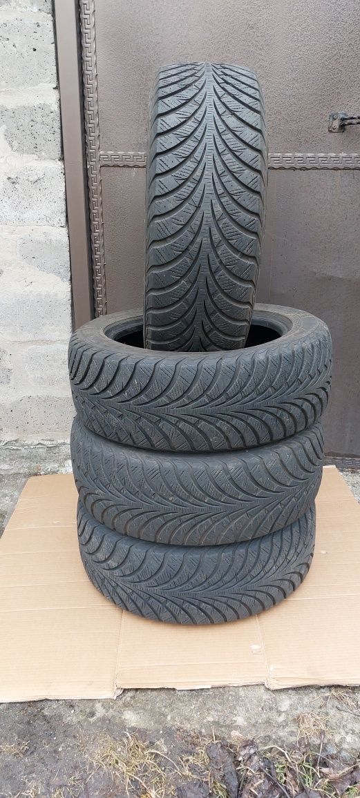 Продам зимнюю резину Goodyear Extream Stud 205/55 R16