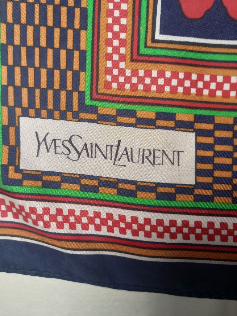 Хустка від Yves Saint Laurent.