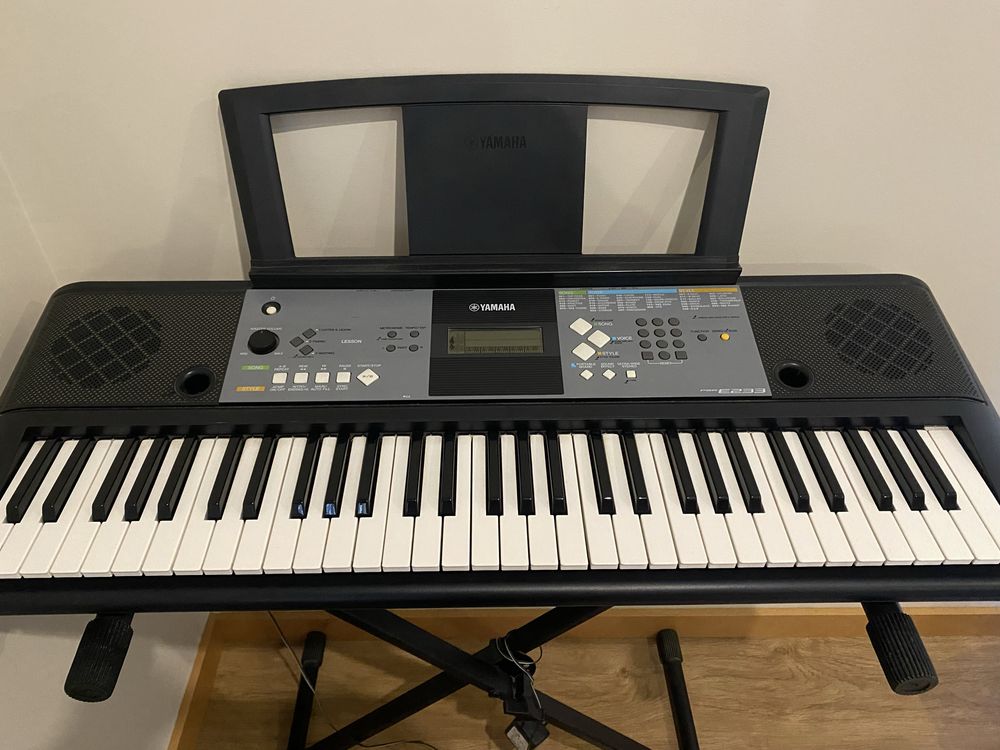 Teclado yamaha psr-E233