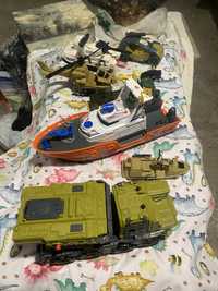 Машинки военные и лодка