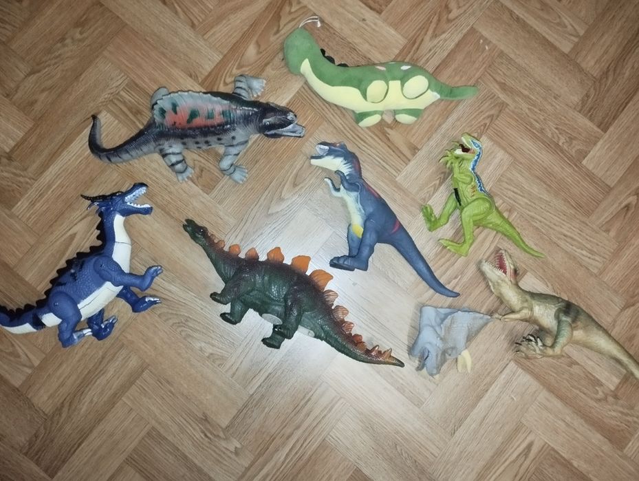 дуже гарні різні динозаври