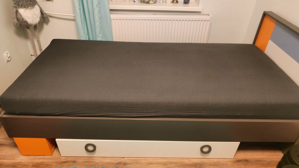 Łóżko młodzieżowe chłopięce z materacem