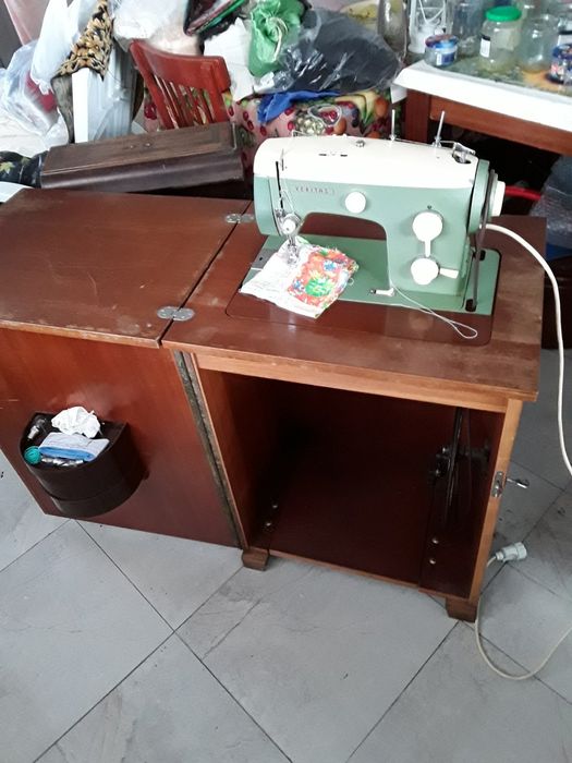 Швейная машинка Веритас Германия ножная  с тумбой