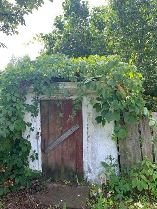 Продаю  земельну ділянку  під будівництво. або хорошу Дачу