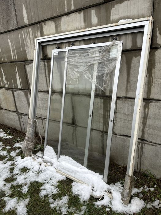 Drzwi przesuwne szklane z oscieżnicą taras  sauna szklarnia namiot