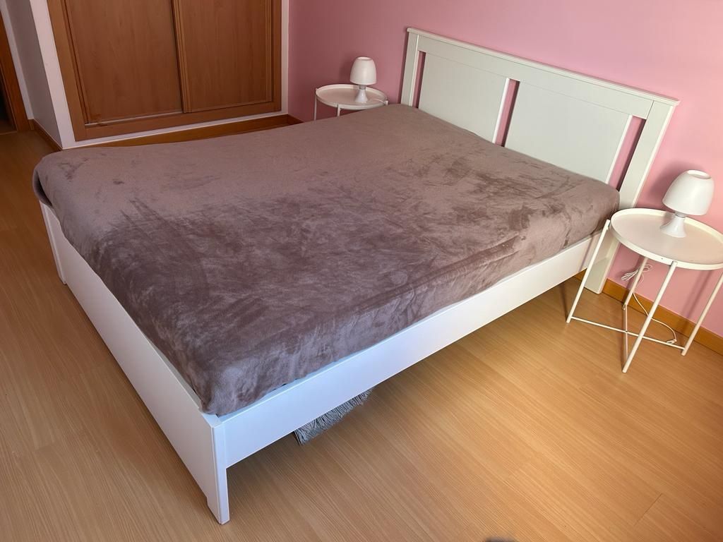 Cama Songesand Ikea + 2 mesas de cabeceira e 2 candeiros