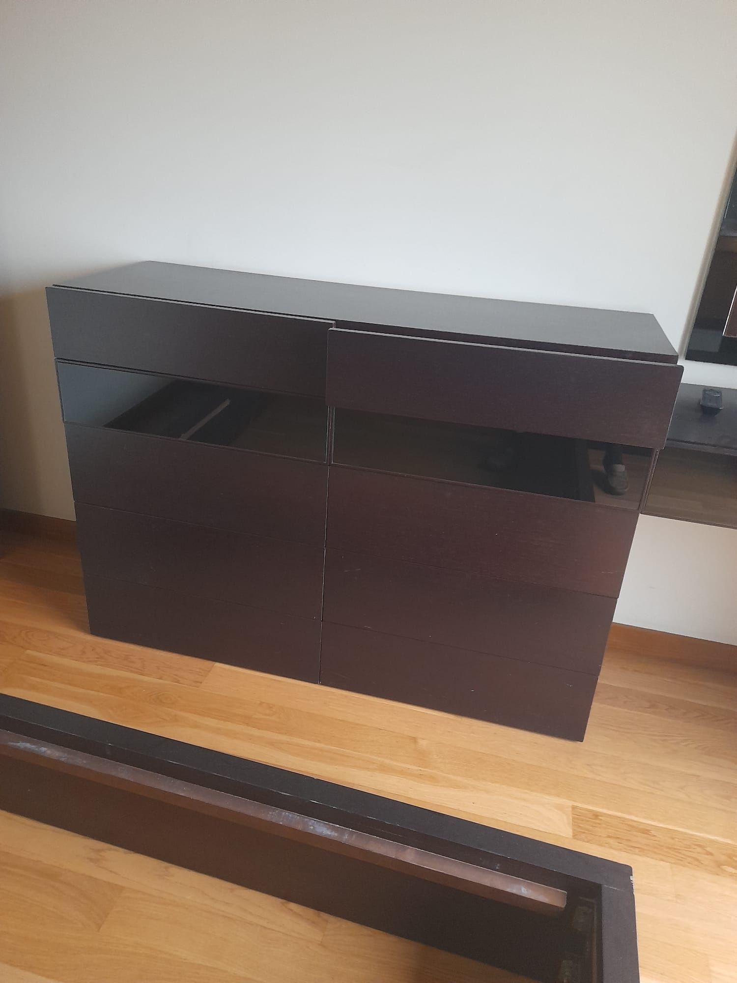 Quarto completo - cama, mesinhas, cómoda, espelho zona de maquilhagem