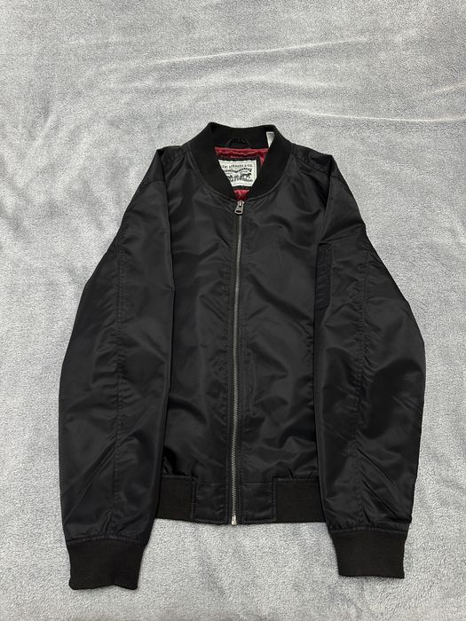 Продам бомбер Levis осінній