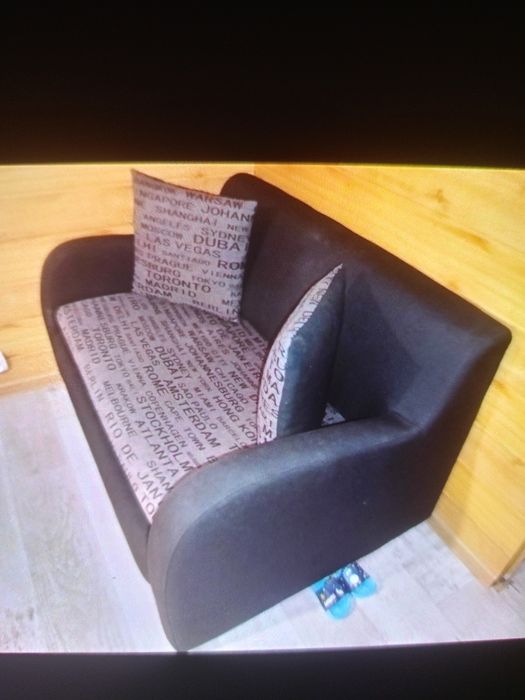 Piękna sofa dwuosobowa z pojemnikiem i możliwością spania