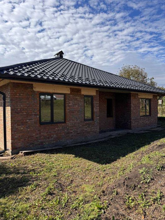 Продаж сучасного будинку поруч з озером. Район (Лезневе)