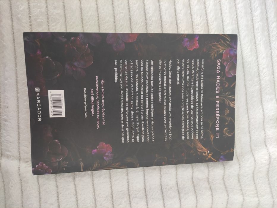 Um toque de escuridão - livro de Scarlett St Clair