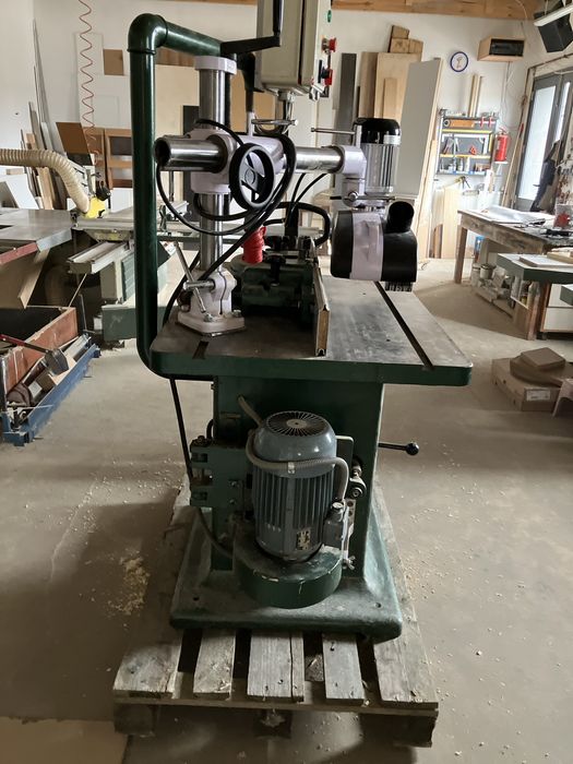 Frezarka dolnowrzecionowa z posuwem