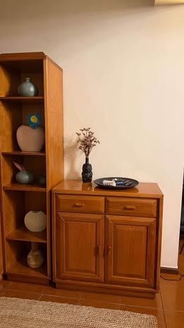 Movel de sala com mesa e cadeiras de refeição.