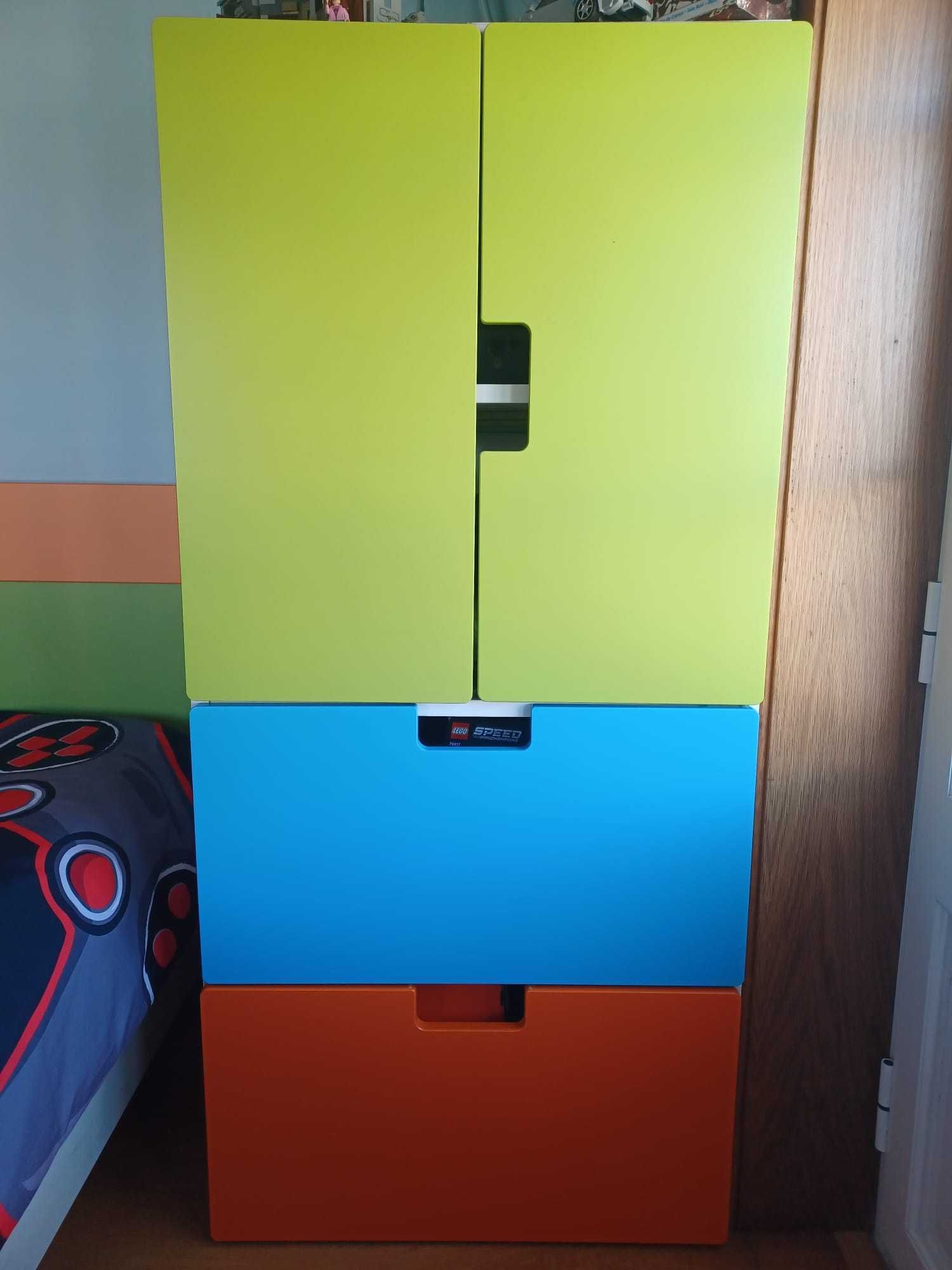 Quarto de criança completo com cama, cabeceira e armário
