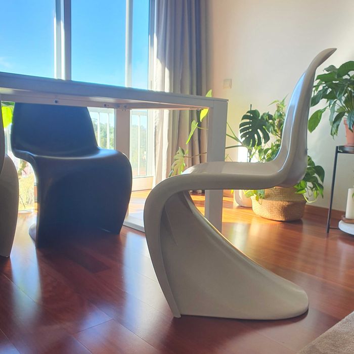 5 cadeiras tipo Panton (Verner Panton) – 4 brancas e 1 preta
