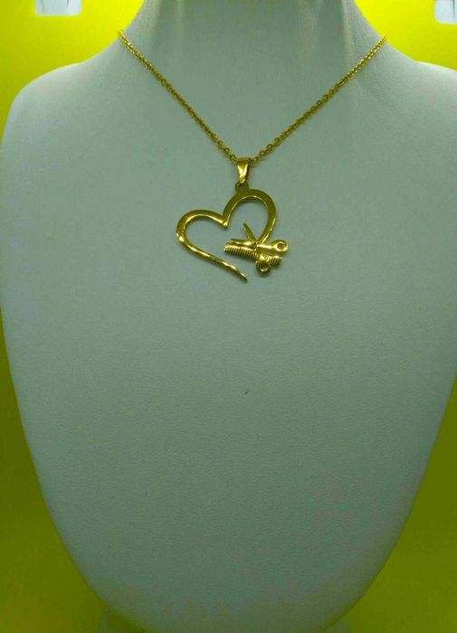 Colar Aço Dourado c/ Tesoura e Pente no Coração Cabeleireira NOVO