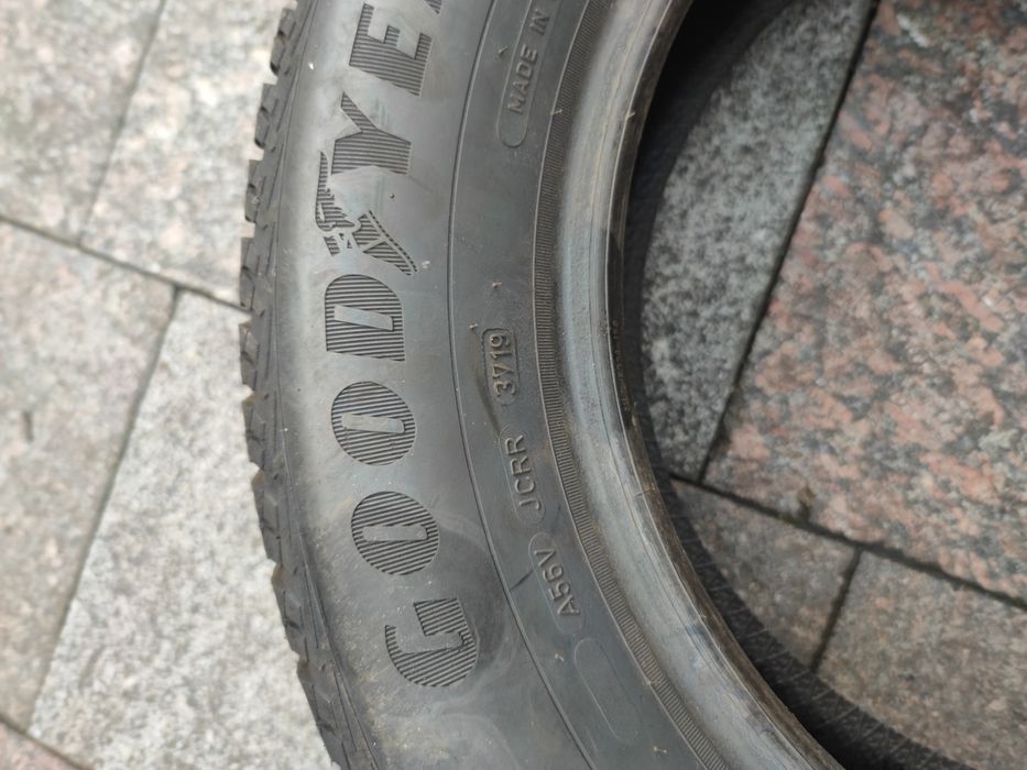 Зимова шина good year 215/65/16