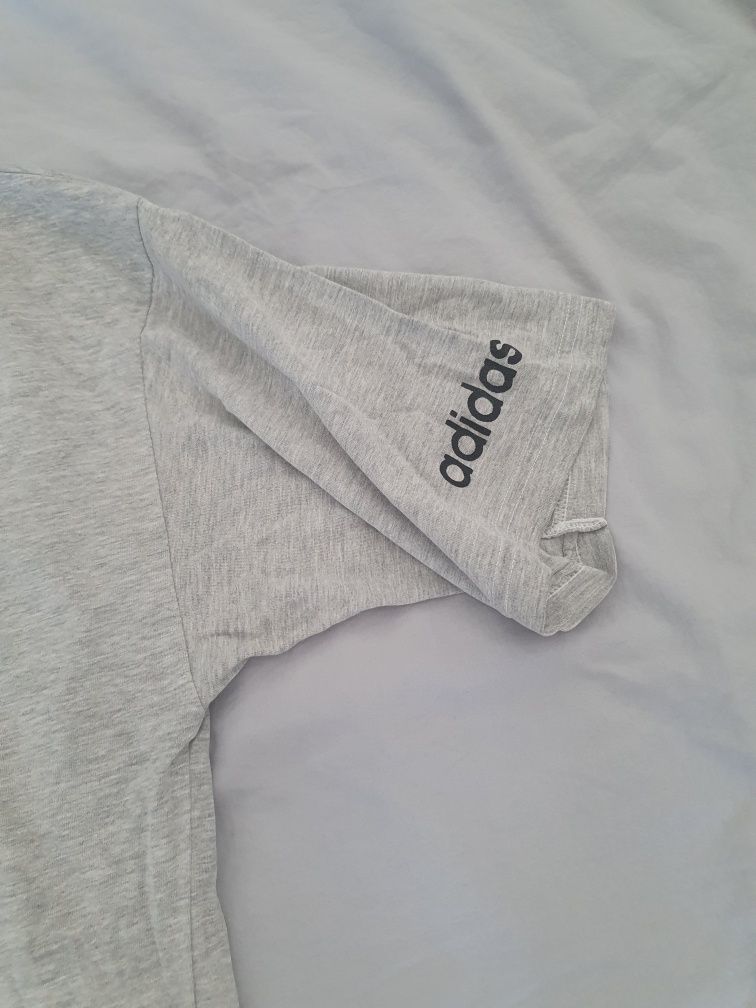 T-shirt Adidas cinzenta, parte de trás em "espelho" (reverse)