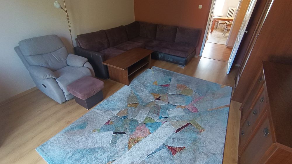 Zestaw mebli do salonu z rogówką i stołem