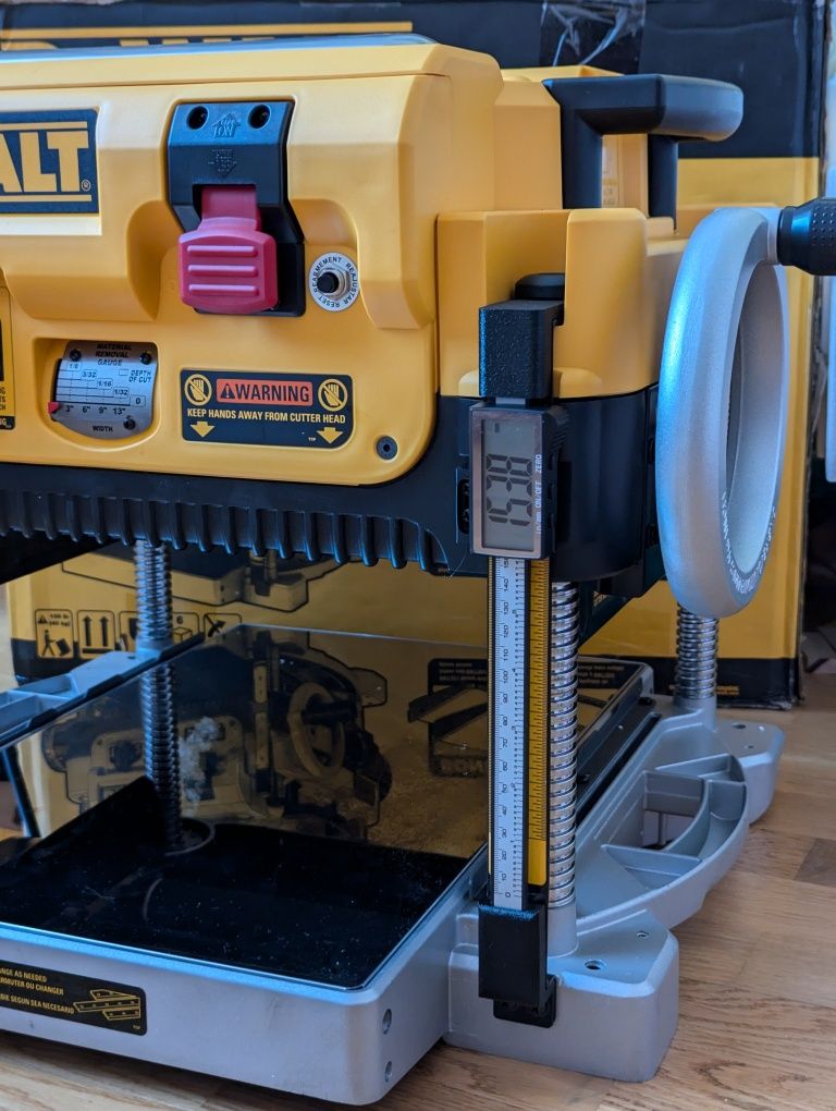 Цифрова метрична / дюймова шкала на рейсмус DeWALT DW735