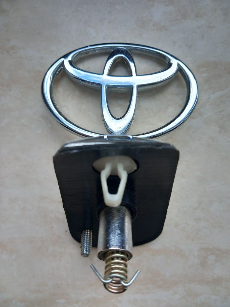 Значек, эмблема Toyota
