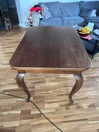 Drewniany stół salonowy