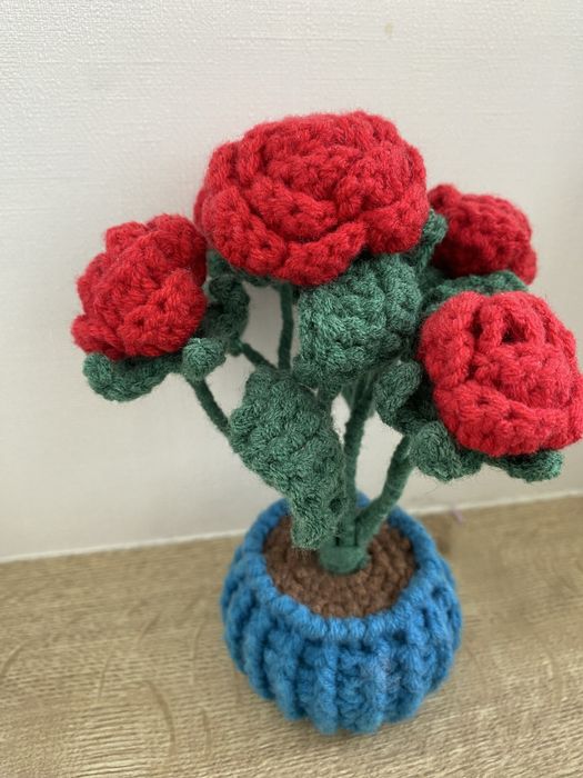 Продам рози в горщику вʼязані