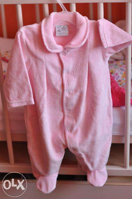 Śliczny różowy pajacyk z welurku dla dziewczynki firmy WIT rozmiar 68