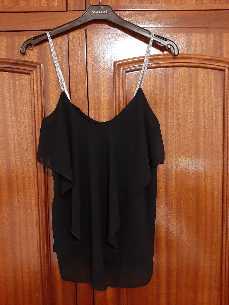 Blusa /Top  preto de alças com uns brilhantes