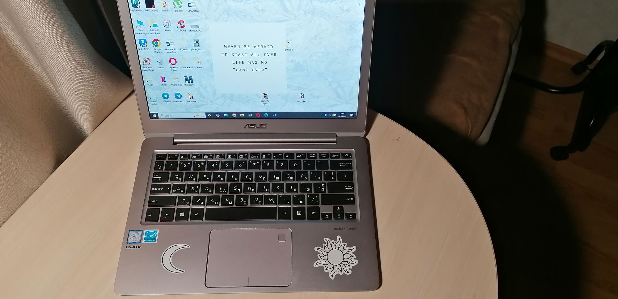 ASUS ZenBook  UX330UA-AH54A