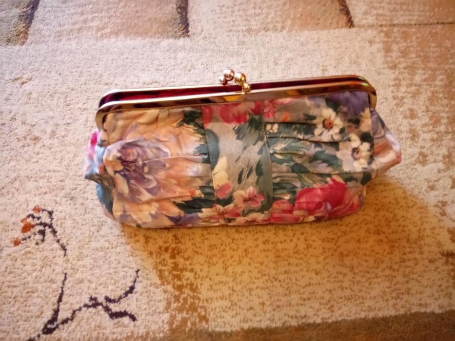 Torebki damskie bardzo ładne.