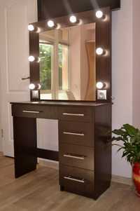 Зеркало гримерное с подсветкой и туалетный столик с ящиками