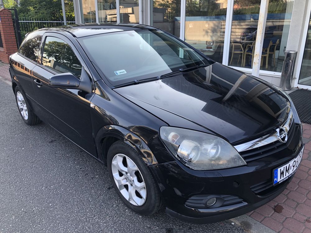 Opel Astra GTC uszkodzony