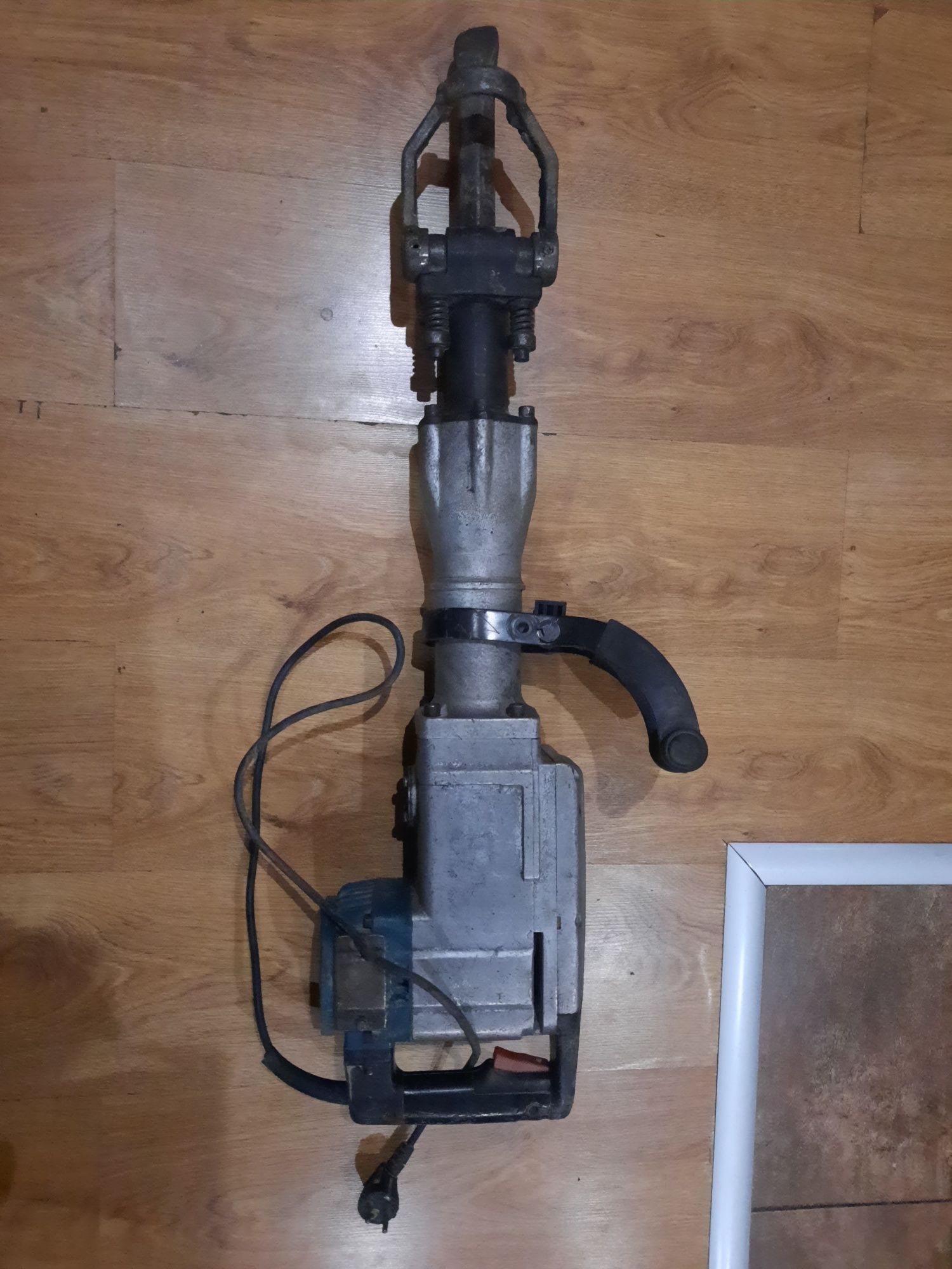 Makita HM 1303 młot wyburzeniowy